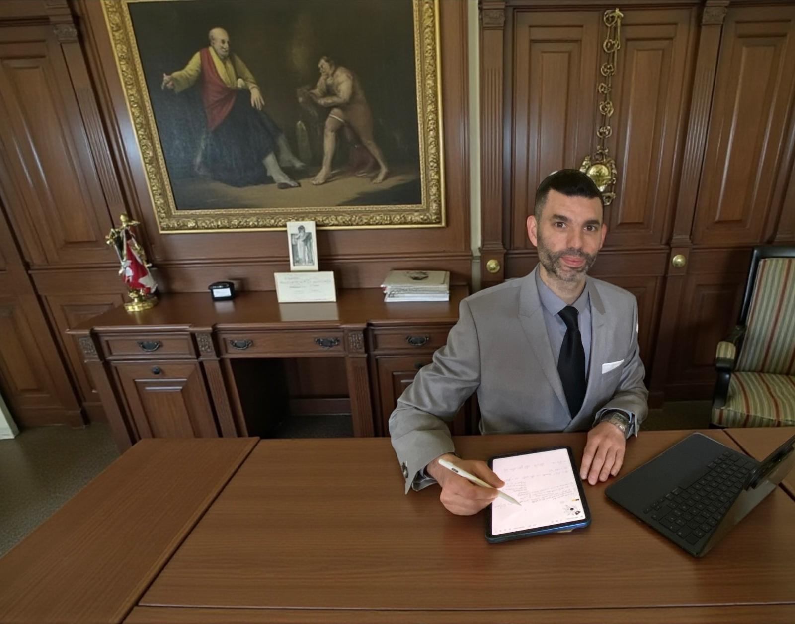 Laurent De Almeida, fondateur de Fidal Conseils, à son bureau
